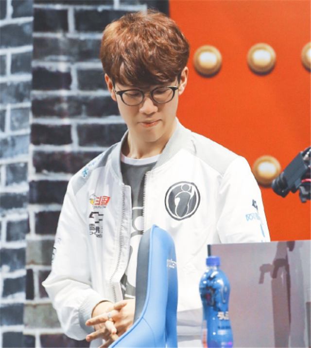 Scout 经常被 Flandre 锁定，双星崔晓君和 Hope 得到了很多分数。 Anyone's Legend 赢得了第一场比赛